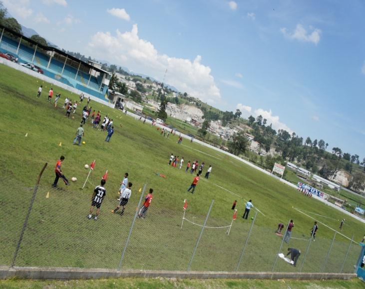 juego de futbol 3 con cuatro porterías, con este juego se fomenta que los niños toquen más el balón y aprendan a jugar en campos adecuados para su edad.