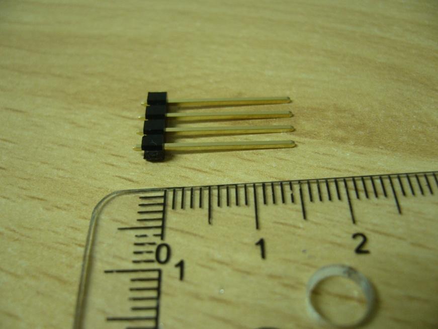 (3) Una vez modificadas las tiras de pines deben ser de unos 15mm de longitud.