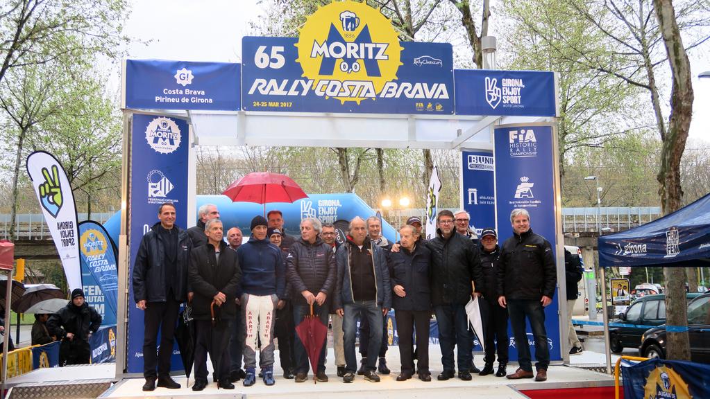 Justo antes de la salida, para conmemorar las 65 ediciones del Rally Costa Brava, RallyClassics ha organizado una fotografía con un buen número de pilotos y copilotos ganadores del rally a lo largo
