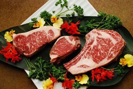 Nombre del producto: Kobe Especificaciones: El marmoleo es la cantidad de grasa entreverada dentro de la carne y se observa principalmente en el área del ojo de costilla en un corte hecho entre las