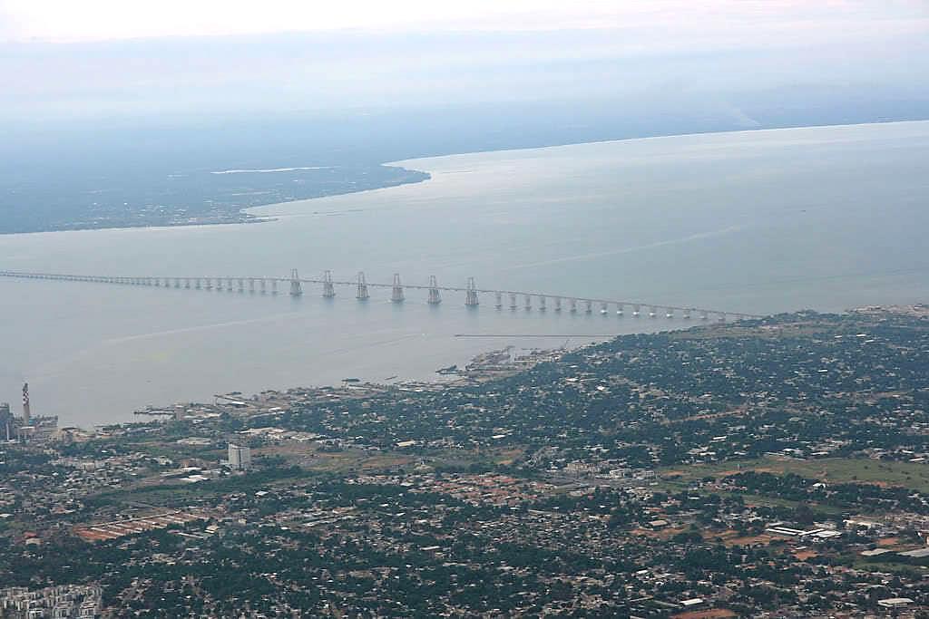 Figura 2. Estrecho del lago de Maracaibo. (FUENTE: http://megaconstrucciones.net).