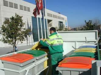 02 Recogida de residuos urbanos En la actualidad prestan servicio en la ciudad de Madrid un total de cinco camiones especialmente diseñados como puntos limpios móviles.