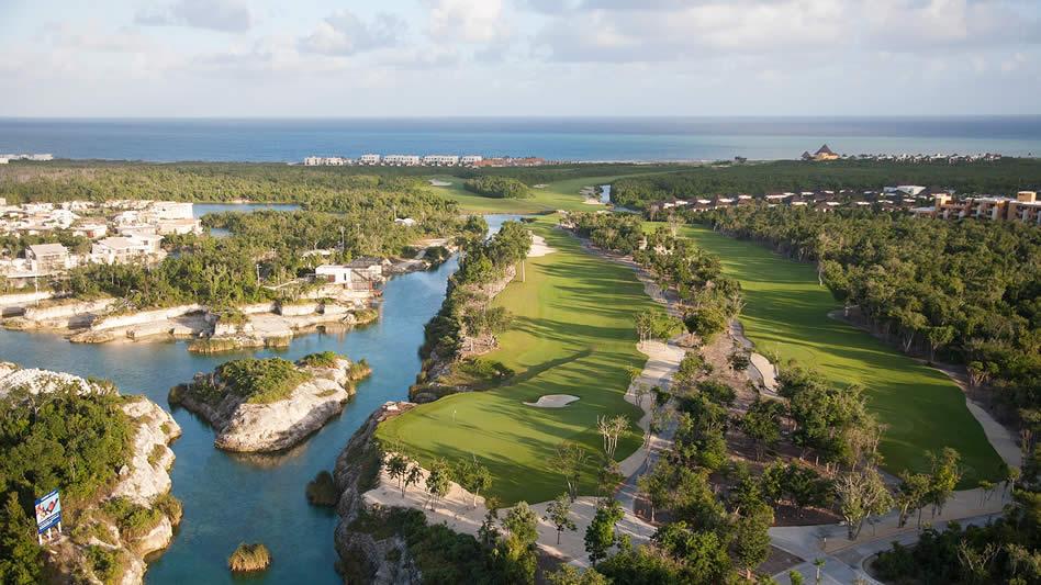 espectacular campo de golf de 18 hoyos diseñado por Greg Norman.
