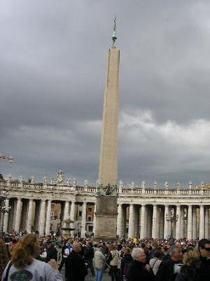 Obelisco Concluimos señalando que esta plaza de San Pedro, en el Vaticano, no sólo es una manifestación artística de primera magnitud que culmina las concepciones del Barroco plasmadas por Bernini,