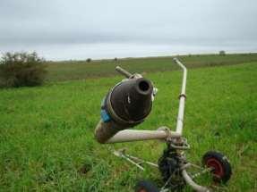 Distribuir el efluente en el campo Irrigador fijo esparce alrededor de 30 mm en 1 hora 20 m de diám de mojado, 5 hp de bombeo, 10