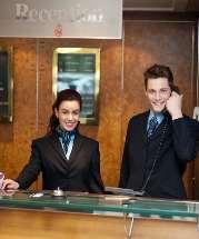 PERFILES Y FUNCIONES Puesto Descripción general Recepcionista Es la cara de los establecimientos de hotelería ojos de los clientes, ante los que realiza funciones administrativas y comerciales.