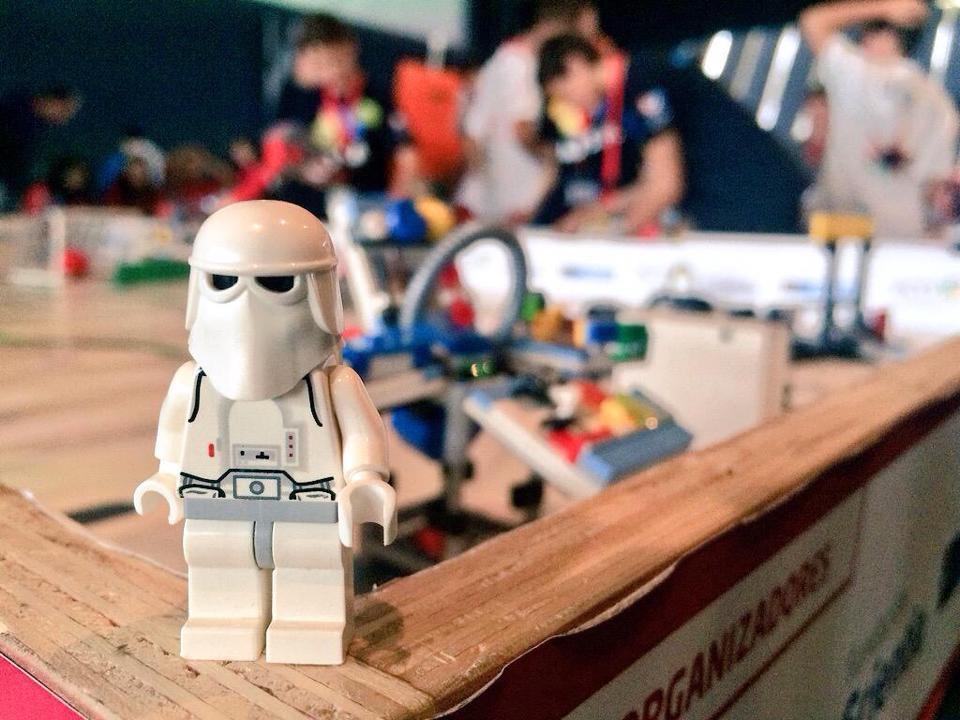 Por otra parte, los jueces serán los encargados de valorar y evaluar el trabajo realizado por los equipos de FIRST LEGO League, con participantes de entre 10 y 16 años, en tres ámbitos: diseño y