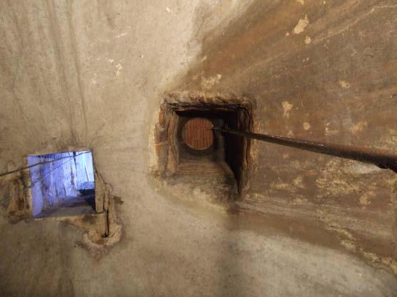 El aljibe de la mezquita mayor de Toledo recibía también el agua que se recogía de los tejados 23 y, quizás, de aportaciones que le llegaban a través de canalizaciones (Fig. 10).