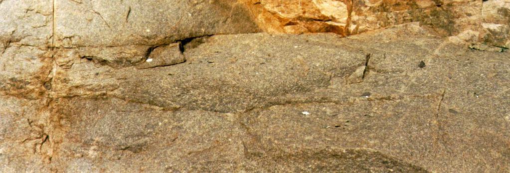 Dicha roca, de características singulares por su coloración y textura, presenta una génesis poco precisa a la que se le han atribuido diversos orígenes: Foto 2.