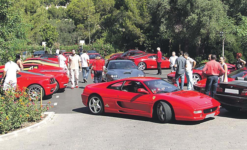 El punto de concentración inicial fue el Castillo Hotel Son Vida, donde se dieron cita una treintena de Ferrari.