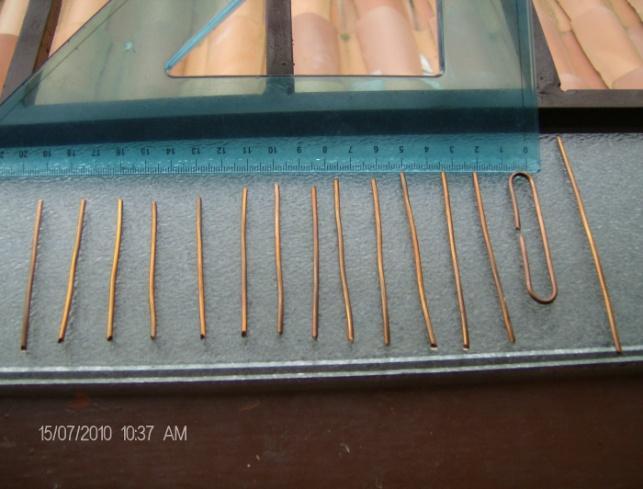 Cortar uno de los hilos, a 100 mm de largo ( Será usado como Reflector ) y el resto de los hilos ( Directores ), a una longitud mayor y