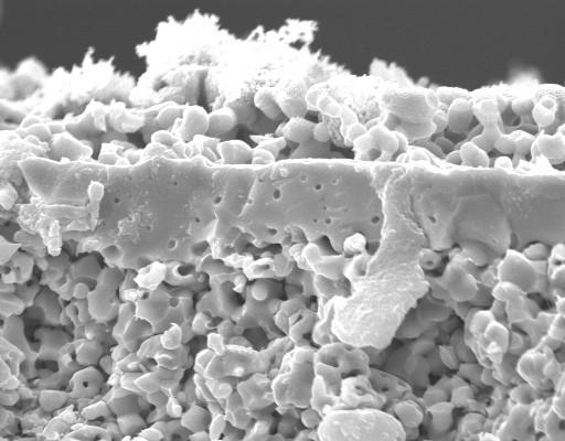 Micrografía SEM de una tricapa cerámica.