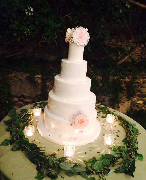 DÓNDE SERÁ EXHIBIDA TU TORTA? Tradicionalmente, la torta de matrimonio es presentada en una base o stand, y es importante asegurarse que sea de la talla apropiada.