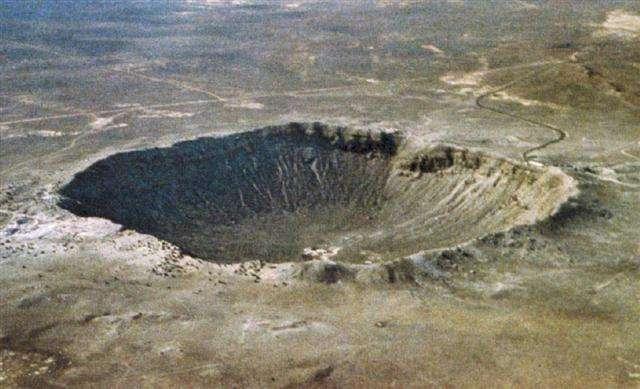 El Cráter Barringer (Meteor Crater) en Arizona, producido por un impacto de un meteorito de unas 300 000 TM