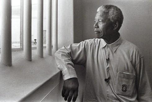 1990 Nelson Mandela surt de la