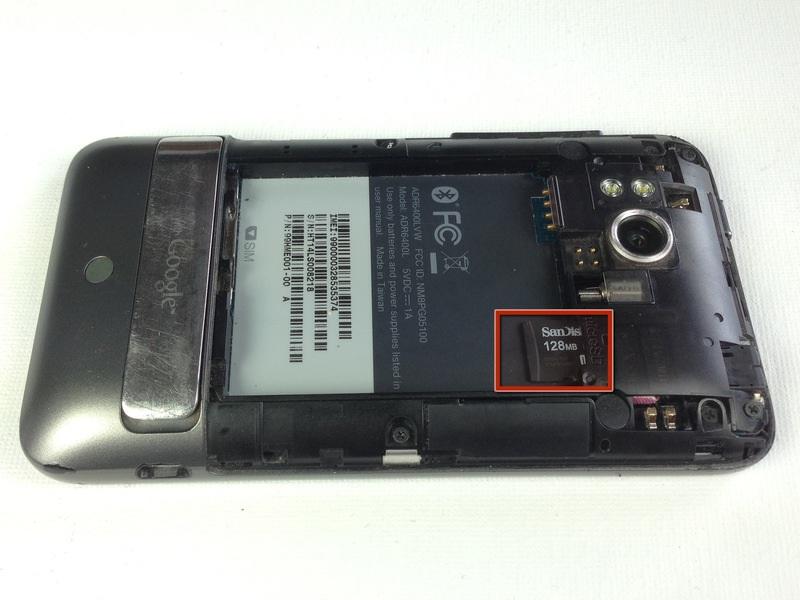 Paso 4 Tarjeta MicroSD Use su dedo para
