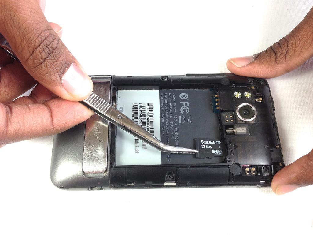 Paso 5 Use pinzas para agarrar la tarjeta MicroSD y cuidadosamente sacarlo de la caja.