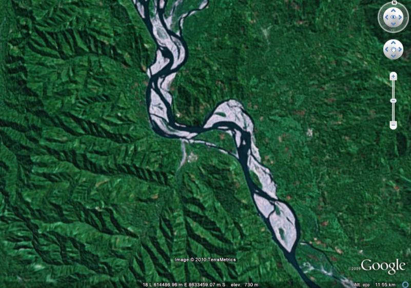 Muestra un brazo del río Apurímac, que se está ensanchando hacia el sector de Mayapo.