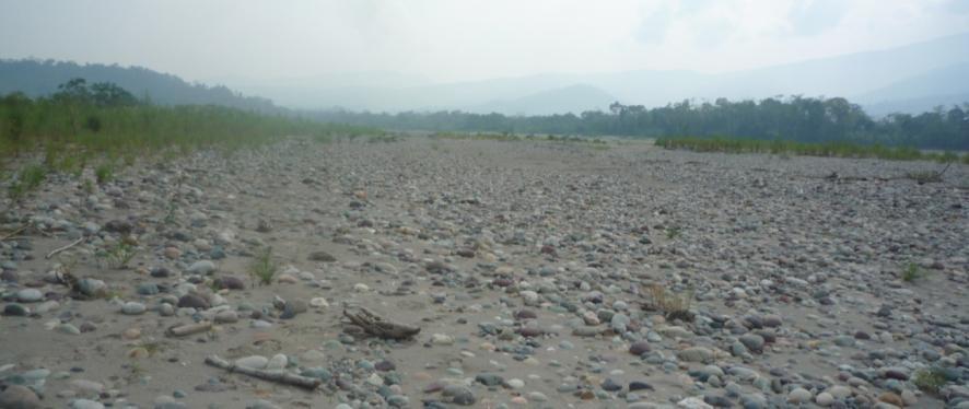 Foto N 2.- Sector por donde el año pasado discurrió el río Apurímac. Se muestra los depósitos de gravas y arenas. Foto N 3.- Se muestra otro canal colmatado del río Apurímac. Foto N 4.
