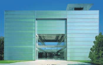 La fachada Varioplan puede combinarse perfectamente con puertas de paso y puertas exteriores con el mismo material para crear una apariencia global y homogénea.