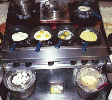 Manejo del Espacio en la Estación de Huevos Durante horas pico: Use cada sartén para huevos y quemador disponibles.