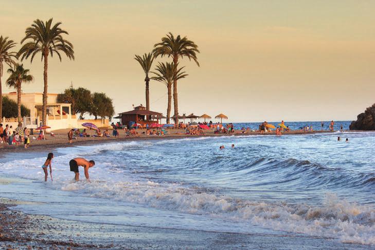 MAZARRÓN Mazarrón se asienta en una amplia bahía abierta al Mediterráneo. En sus 35 kilómetros de costa puedes elegir entre dar un paseo por su monumental historia o bañarte en sus escondidas calas.