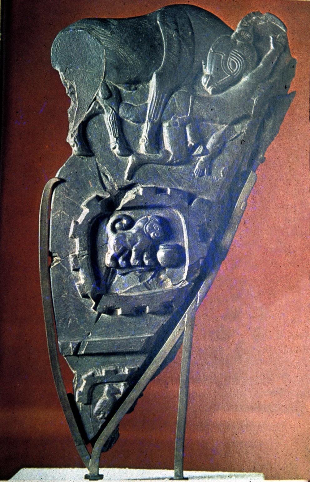 Paleta del Toro Bravo (Abidos) Representa por ambas caras a un rey como toro que cornea a un enemigo caído a sus piés.
