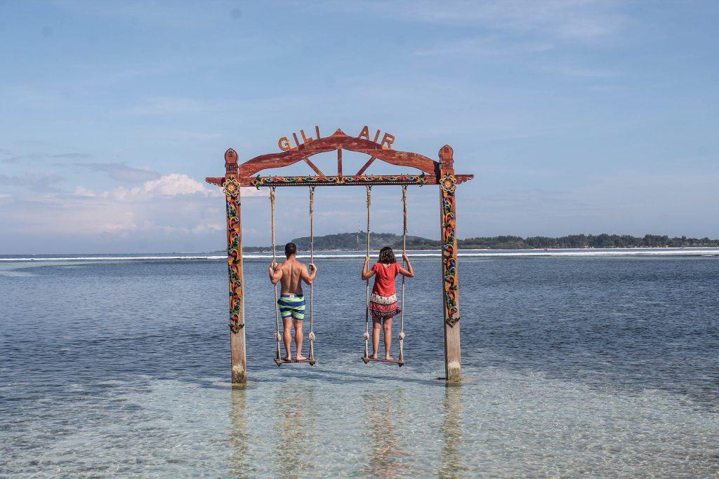Las islas Gili son tres pequeñas islas situadas al lado de Lombok rodeadas de agua transparente y palmeras, sinónimo de paraíso, relax y tranquilidad.