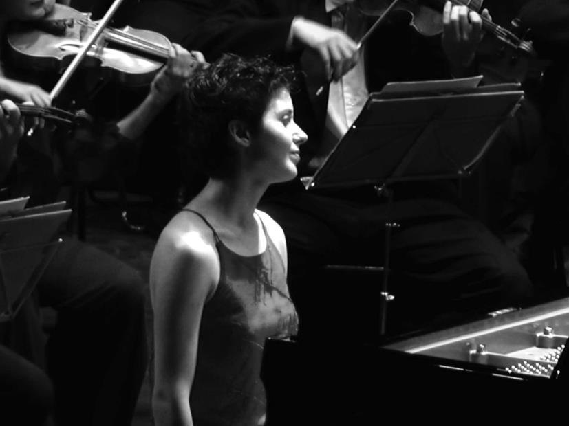 Curriculum Vitae Maria Zisi María Zisi nació en Grecia. A la edad de 14 años ingresó en la Escuela Superior de Música de Munich para estudiar piano con Karl-Hermann Mrongovius y Begoña Uriarte.