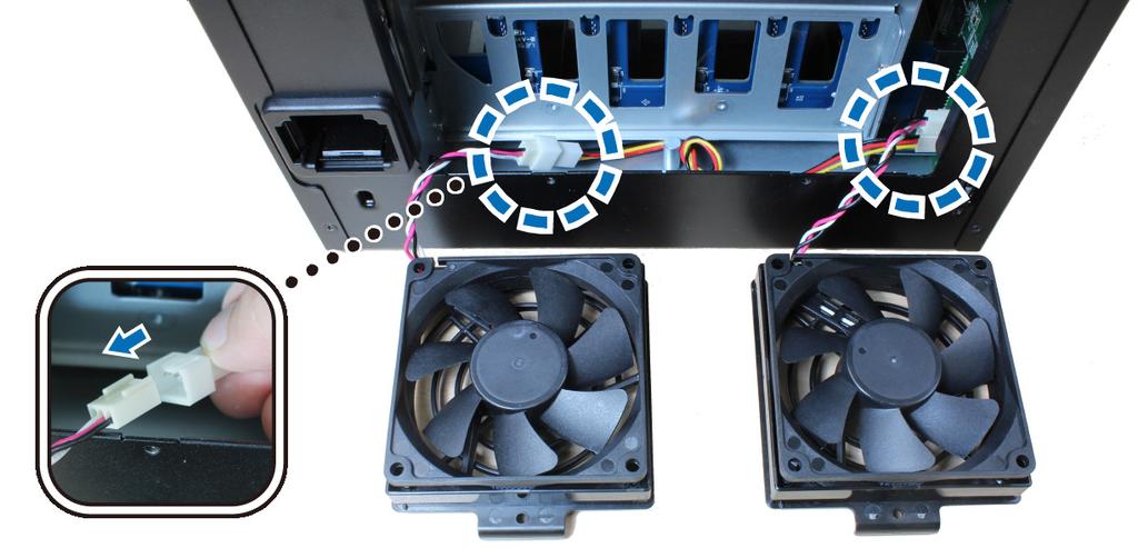 5 Conecte los cables de los ventiladores nuevos a los conectores y apriete los tornillos que ha extraído en el