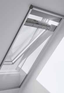 Los toldos para ventanas de tejado VELUX son una solución eficaz y eficiente para protegerse del sol y controlar la luz mientras se sigue disfrutando de las vistas al exterior, gracias a su tejido