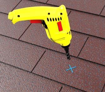 Utilice la barra de techo para levantar la teja del tejado, deslice el tapajuntas debajo de la teja e inserte el Tapajuntas sobre el vástago