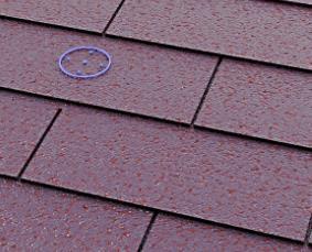 Utilice la barra de techo para levantar la teja del tejado, deslice el Tapajunta debajo de la teja, e inserte el Tapajunta sobre el vástago roscado como se muestra.
