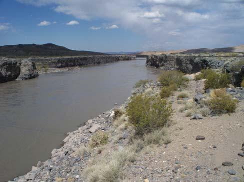 ESTUDIOS Y PROYECTOS PROVINCIALES PROVINCIA DEL NEUQUÉN Foto 3. Cajón del Río Colorado, cerca de Buta Ranquil. Foto 4. Canal Los Maitenes. Toma sobre el río Curi Leuvú.