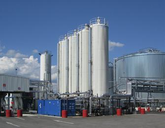 Cuves bitume, à chauffage par fluide thermique, associées à une usine de production de bitumes polymères et système de chargement de camions.
