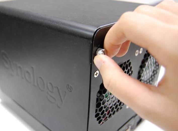 INSTALACIÓN DEL DISCO DURO Disk Station requiere como mínimo un disco duro SATA de 3,5" o 2,5" para su instalación.