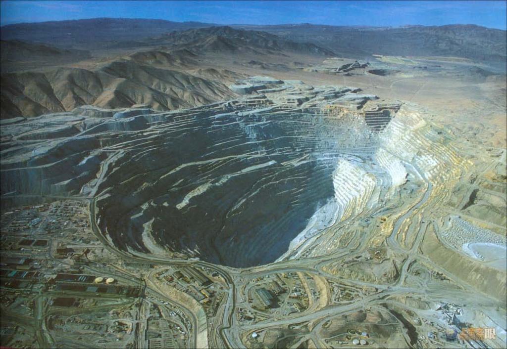 CHILE CHUQUICAMATA REGION DE ANTOFAGASTA UBICACIÓN II Región de Antofagasta. Mina de cobre y oro a cielo abierto y de un antiguo campamento minero.