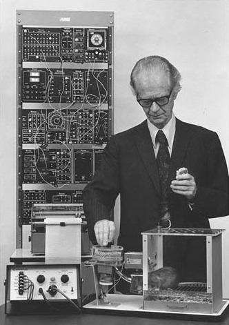 La máquina de enseñar En 1954, Skinner publicó un artículo titulado «La ciencia del aprendizaje y el arte de la enseñanza» en el cual señalaba las deficiencias de las técnicas educativas