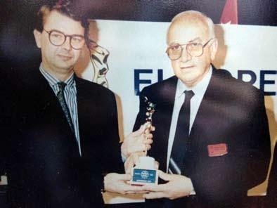 Ariel Poli - Gatti S.A. Alfredo Gatti, el fundador, recibiendo el premio Europe Awards. Madrid, 1992. Sólo el tiempo me hizo entender que aquel proceso de formación fue un enorme acierto de Alfredo.