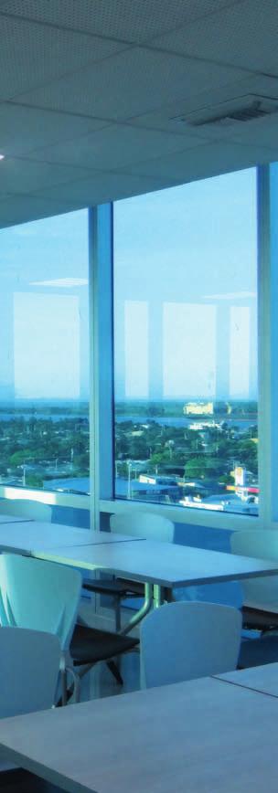 El Grupo Tecnoglass-ESWINDOWS, con dos décadas de experiencia en la producción de vidrios templados, laminados, insulados, blindados y curvos, cuenta con 2000 m 2 de oficinas sobre la Avenida