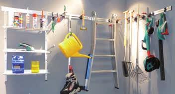 Lejos de los pies; en la pared Es mejor colocar el equipamiento deportivo y el de sus aficiones en un sistema seguro de colgado a la pared ahorrando espacio.