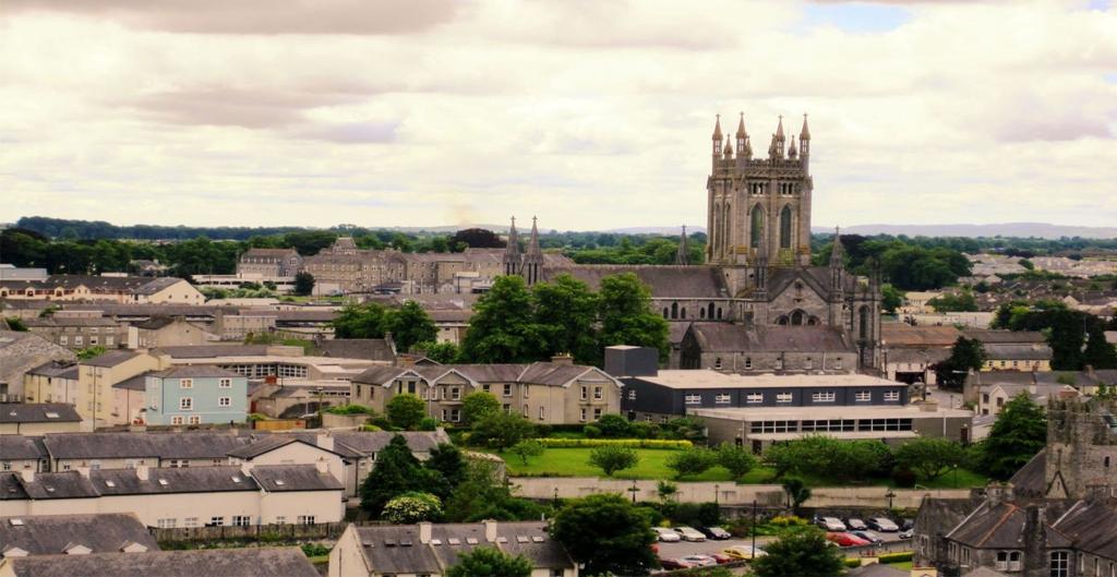 Kilkenny es sin duda, una de las ciudades más bellas de Irlanda. Se encuentra a sólo una hora de Dublín. Está rodeada de grandes espacios verdes.