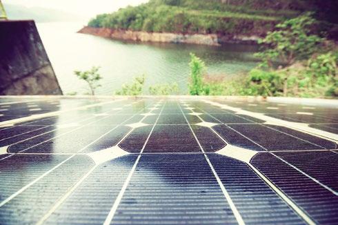 AISLADO CENTRAL AISLADO permite extender los beneficios de tu sistema fotovoltaico mediante la incorporación de un conjunto de baterías, garantizando autonomía energética durante todo el día y en