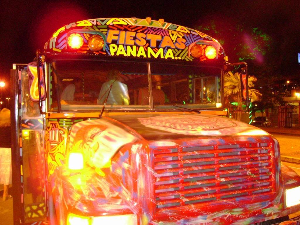 CHIVA PARRANDERA Viajaremos en la tradicional Chiva Parrandera de la Ciudad de Panamá.