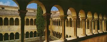 principales estancias del monasterio, sala capitular, refectorio o comedor. El claustro sirve de descanso o para la oración y reflexión.