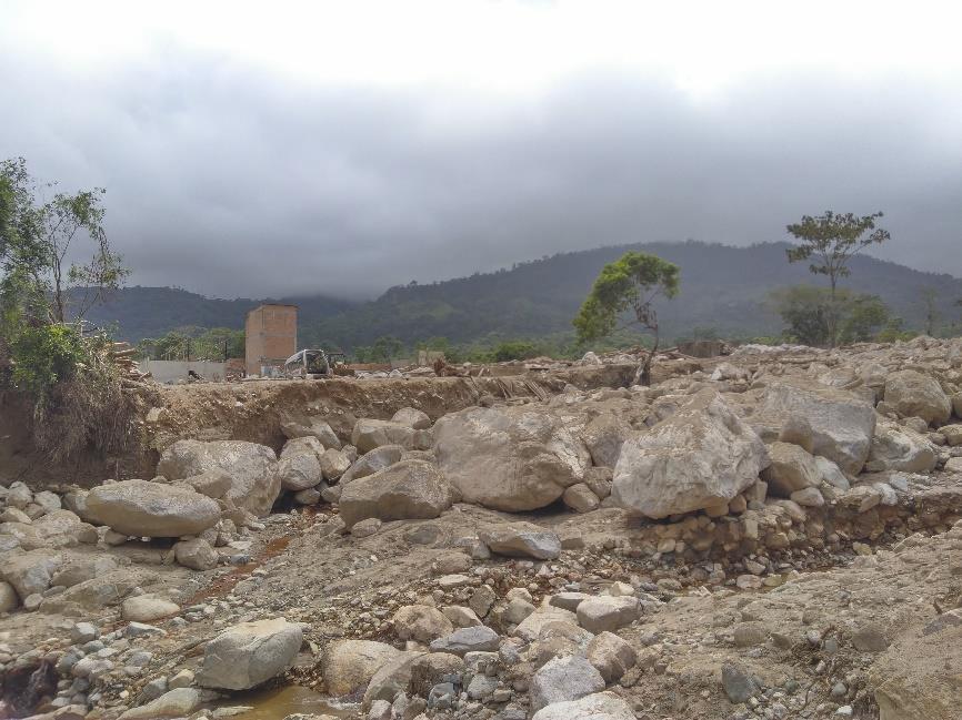 Figura 2-6. Material transportado y depositado en la avenida torrencial ocurrida entre la noche del 31 de marzo y la madrugada del 1 de abril de 2017. Quebrada Taruca, municipio de Mocoa, Putumayo.