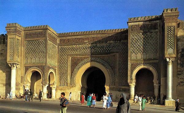 . Continuación hacia Meknes, famosa por sus palacios, cuarteles, su majestuosa muralla y los bastiones junto a sus