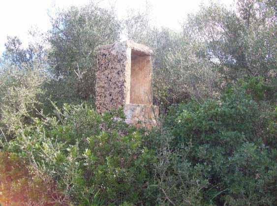 3. ALTRES Descripció: Aljub situat prop de les cases abandonades des Molí de Son Cifre. Es troba cobert de vegetació i part de la coberta, d'arc rebaixat, s'ha esbucat.