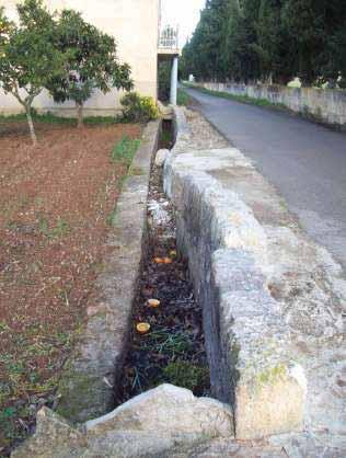3. ALTRES Descripció: Canal a partir de la que es regaven els establits de sa Valleta. Tota l'aigua provenia d'una portella en el Torrent de na Borges.