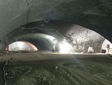 Estación de Ñuble y sus galerías de acceso. La estación consiste en una caverna de 120 m de longitud y 168 m 2 de sección, presenta un ancho de excavación máximo de 17.20 m y una altura máxima de 12.